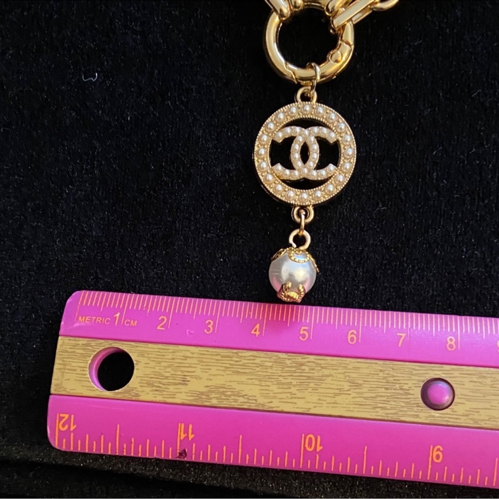 CHANEL Gold-Tone Double CC Pearl Drop Pendant - Picture 10 of 12